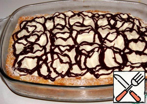 Place the ganache in a cooking bag and apply random stains on top (you can do this with a spoon).
The cake should cool well so that the cream stiffens and it is easier to cut, so let it spend the night in the refrigerator.