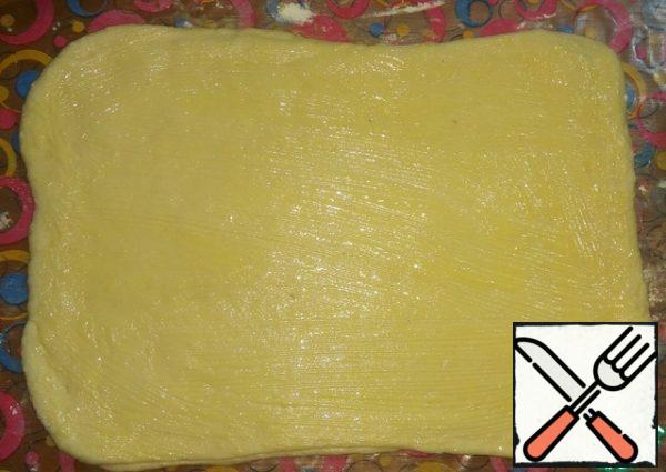 After half an hour, take out the dough from the refrigerator. Roll out again in a rectangle as thin as possible.
Lubricate the remaining oil.