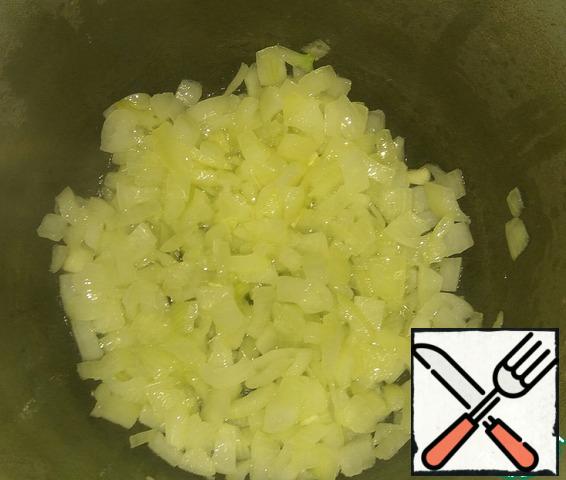 Dice the onion and grate the carrots on a large grater. Fry the onion in a small cauldron in hot oil until transparent.