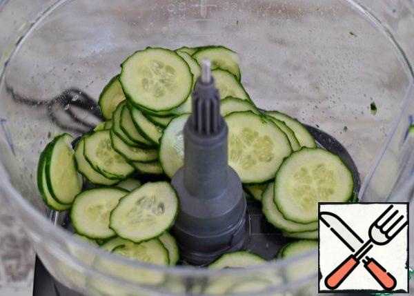 Cut the cucumber into thin slices. Set aside a few circles for decoration.