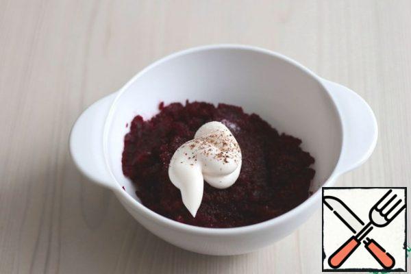 Add mayonnaise to the chopped beetroot (1 tablespoon without a slide), add salt and ground black pepper to taste. Mix the beetroot mince.