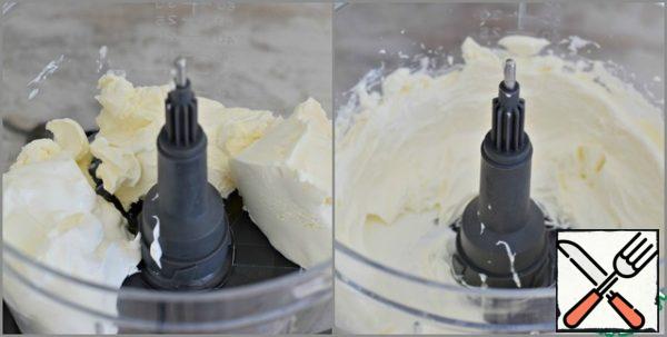 Put the curd cheese and sour cream (20% fat) in the bowl of a food processor and mix until smooth.