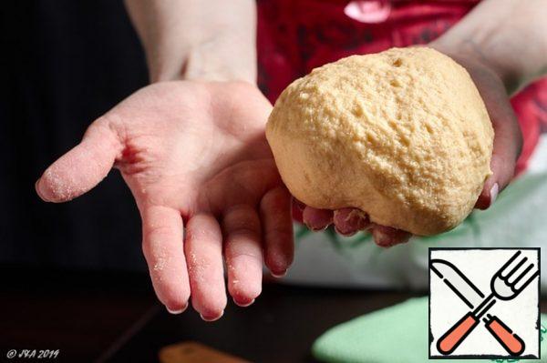 The dough is ready when it starts to peel off from the walls of the bowl and hands, but it is soft and plastic. It is very pleasant to knead it.
