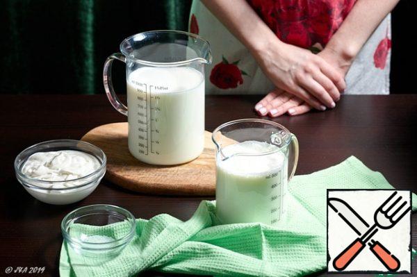 Let's start by preparing the base for our filling. Namely, homemade cottage cheese.
Take for this milk, kefir and sour cream.
Choose the highest quality products without substitutes.