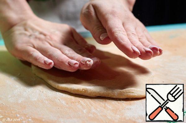 If you have a pasta machine, use it, and if not, use a rolling pin. First, knead the dough a little with your hands.
