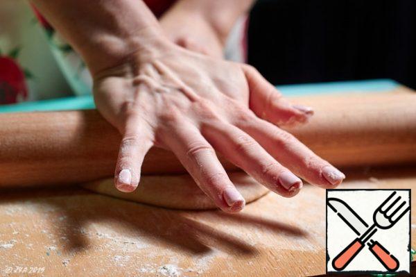 I have on a rolling pin installed restrictive rings that allow you to roll out the dough to a thickness of 2 mm. the Movements should only be from yourself, stretching.