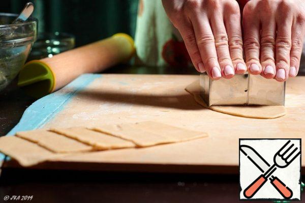 I cut the blanks for ravioli with a cookie cutter, or you can just put the filling on a sheet, cover with a second top and cut with a special knife. It would be more correct, but it's easier for me to do each of them manually.
