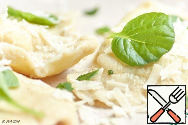 As a dressing, sprinkle the ravioli with herbs and parmesan and sprinkle with melted butter and herbs. Here is the perfect pair of dough for pasta and cottage cheese.