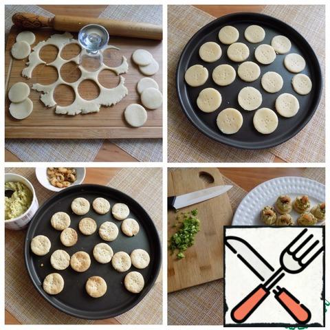 I took out the dough, rolled it out with a rolling pin into a layer, 0.5 cm thick approximately, and cut out circles D~4 cm with a glass. I need a small cookie. Shrimps are small and I get canapes for "one bite". Pricked a cookie with a fork. Put it on a non-stick form. You can use a baking Mat or cover the baking sheet with baking paper. Put in a preheated oven to t-200 C for 10 minutes. Be guided by your oven. Cookies are baked very quickly. Don't let it burn! I got 17 pieces of cookies. Put the cookies on a serving plate. With a teaspoon, I put pea puree on it and stuck it in the shrimp. Sprinkle everything with finely chopped green onions.