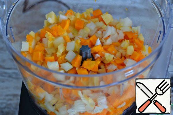 Prepare the sauce while the bird is baking.
Cut the pumpkin, apples and onions into cubes.