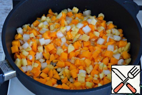 Simmer the vegetables in a pan (add olive oil) until tender under the lid for 12-15 minutes, periodically stirring the vegetables.