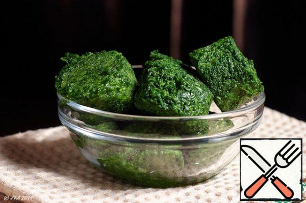 Spinach can be taken fresh or frozen. Simmer it in a frying pan until soft.
