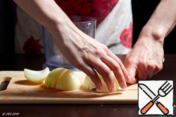 Chop the onion coarsely.