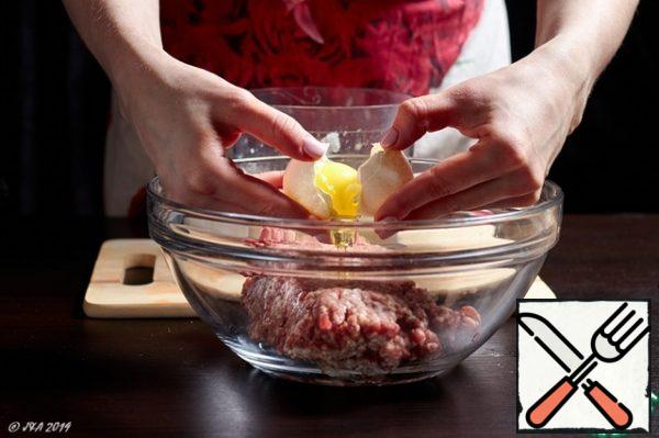 Add an egg to the minced meat.
