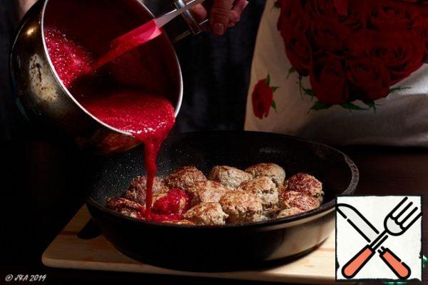 Pour our sauce over the fried meatballs.