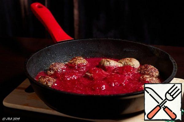 Simmer the meatballs in the sauce for 15 minutes, so that the cherry soaked the meat, and the sauce took in the meat juice.