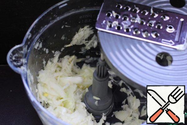 Peel and chop the onion for puree or grate it on a grater.