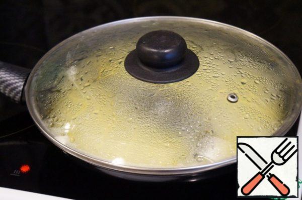 When the water boils, turn down the heat and cook under the lid until the rice is ready (about 7-9 minutes).