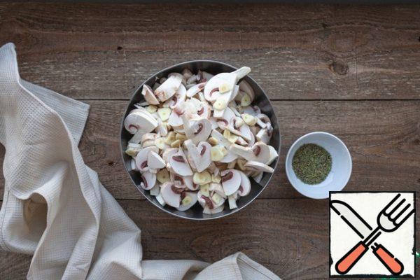 Cut the mushrooms into slices, garlic into slices.

