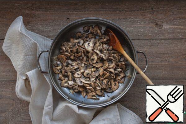 Fry the mushrooms with garlic and rosemary until the liquid has completely evaporated. Add salt and pepper to taste.
