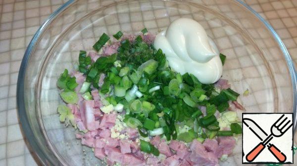 Finely chop the onion and pour it into a bowl. Add the mayonnaise. Grate the cheese on a large grater and send it to the mass. Season with salt and pepper to taste.
