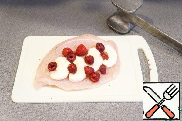 Season with salt and pepper. Lay out the apple slices and raspberries.
