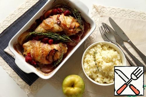 A fragrant unusual dish will please your family or guests)
You can come up with some light sauce like sour cream with herbs.
But without the sauce is good, the meat is soaked with the juice of berries and apples, it turns out juicy. Perfect for Turkey in a couple of suitable fragrant rice.