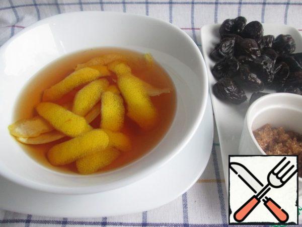 Wash the prunes and pour boiling water over them. It can be immediately cut into strips, if it is soft ( as here), or to soften it, put it in hot water for 15-20 minutes, and then use it to prepare a salad, or you can put it in a marinade for a more intense taste. To prepare it, pour Apple cider vinegar into a bowl, add the lemon crusts (in the form of plates), 1 tbsp brown sugar and mix.
Place the prunes in the marinade and leave for 20 minutes.