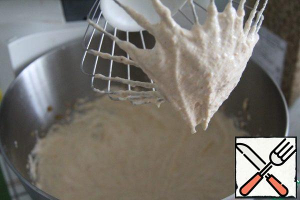 Add the protein to the cooled puree with sugar and beat, gradually increasing the speed of the mixer, until stable peaks.