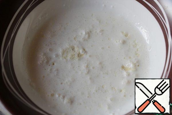 Soak the gelatin in 4 tablespoons of water for 10 minutes.
I soaked it in 20% cream.
