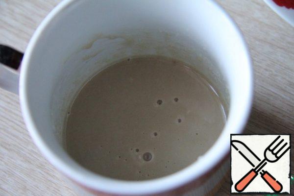 First prepare the sourdough: mix the yeast with sugar, rub. They will become liquid.

