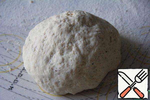 Add the remaining flour, Provencal herbs, garlic powder, vegetable oil to the dough and knead the dough. Leave it warm for lifting.