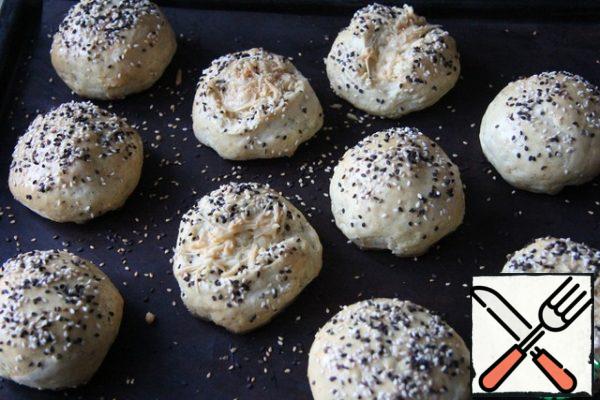 Divide the finished dough into 10 balls. Give them a neat shape and leave for proofing in a warm place until increased in volume. Brush with egg and sprinkle with sesame seeds (if desired). I added grated cheese to some of the rolls, making a cut in the middle.
Bake at 180 degrees for about 30 minutes.