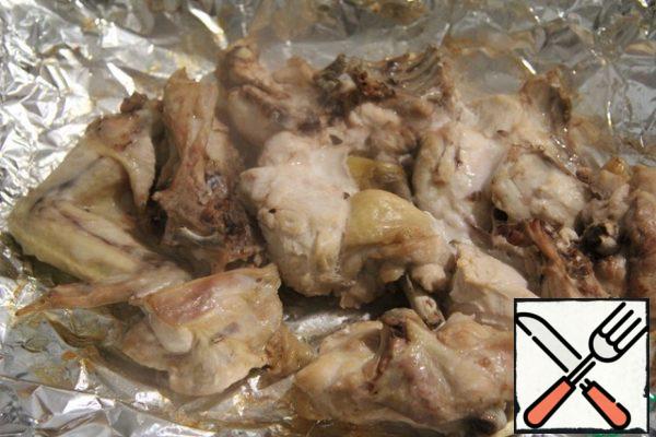 Wash the chicken, dry it with a paper towel and cut it into portions. Put the meat in a form lined with foil, and send the meat to roast in the oven, preheated to 180 degrees C, for 20 minutes. Brown the meat so that the broth is a beautiful color.