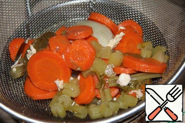 Strain the finished broth through a colander to get rid of pieces of meat and vegetables. It's not transparent enough yet!
