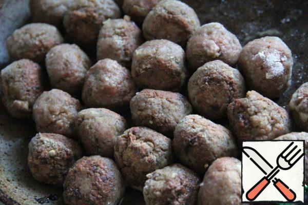 Roll the minced meat balls in flour and fry in vegetable oil for about 5 minutes.
