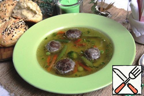 When serving, put 4 meatballs, vegetables and fill with broth. Ready-made consomme broth served with fresh bread, the French like to serve consomme with profiteroles. You can add pieces of meat, vegetables, and fish to the consomme.
