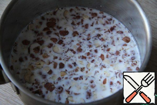 Put the nuts in a saucepan, add the sugar and pour in the milk. Heat all this mixture, but do not bring to a boil!