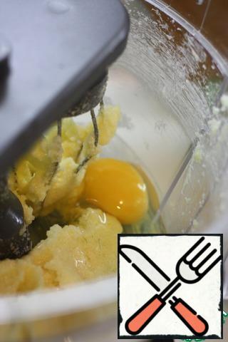 Add the egg, without ceasing to beat.
If you make a double portion, add 1 egg, after each whipping.