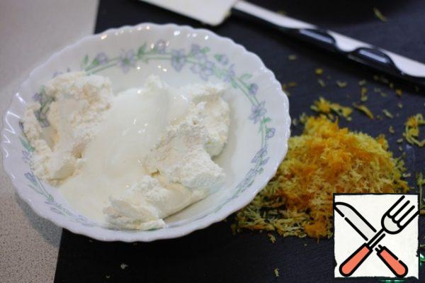 Add cottage cheese with sour cream and zest.
