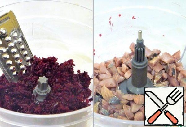Cook or bake the beets in advance. Remove the butter from the refrigerator. Chop the peeled beets in a food processor (shredder attachment), put them on a plate (squeeze the juice). In the bowl of the combine set the attachment knife for chopping, cut pieces of herring, chop.