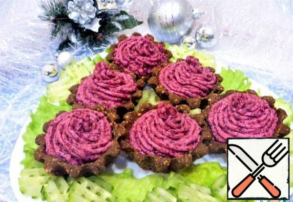 Fill the bread baskets with herring and beet pate. If desired, garnish with a currant berry (frozen). Serve with fresh vegetables and salad leaves.
Bon Appetit! Festive mood!