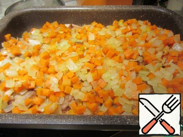 Cut the onion and carrot into cubes, and the garlic into slices. I know the word is too fashionable, but in the case of garlic, it's appropriate.
Fry the vegetables in turn in the same order in the same pan, and then combine and put in a form for the Turkey.