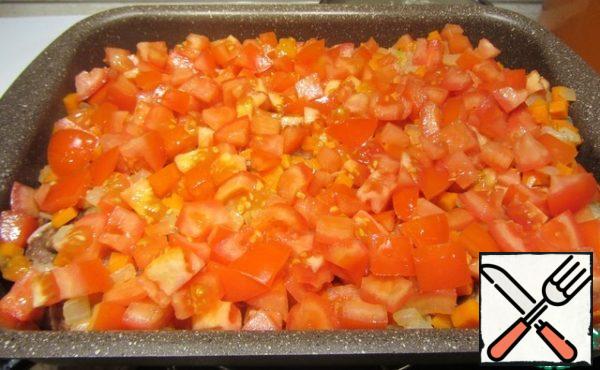 Cut the tomatoes into cubes, put them on top of the vegetables, pour the wine and broth into the form. Add spices. Put in the oven for 1.5 hours until the liquid evaporates.