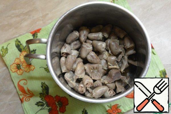 Boil the hearts and navels separately (since they have different cooking times, the navels cook longer) until half-cooked.
