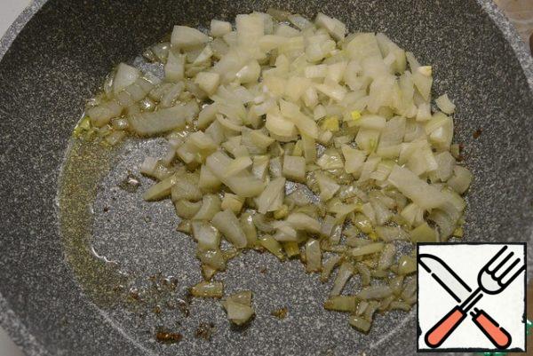 Cut the onion into cubes and fry in butter until Golden brown.
