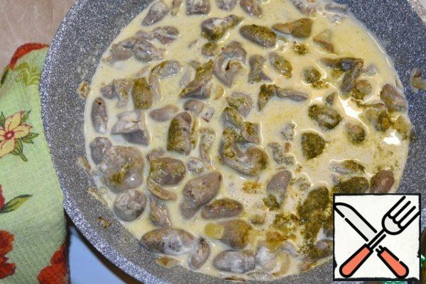Add water, sour cream and hops. Simmer over low heat until the offal is ready.
