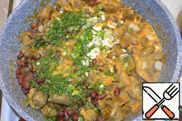 Add chopped cloves of peeled garlic, salt, pepper, nutmeg and herbs. Turn off the fire.