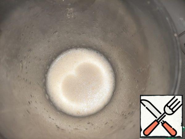Beat eggs with powdered sugar. It is advisable to mix all the ingredients at low speeds or manually. This way, no bubbles will form on the mass, the surface will become smooth and smooth.