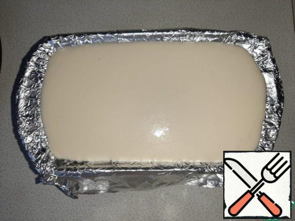 Fill the form with cookies with cottage cheese. Put in a large container of hot water, and then in a preheated 220° oven for 15 minutes. Then reduce the oven power to 180° and bake for an average of 30 minutes. The baking time will depend on the shape. If it is small, but deep, as in the photo-it will take a little more time. If the shape is larger around the perimeter, but low-slightly less. Readiness can be determined by the smell of vanilla. As soon as the kitchen is filled with vanilla flavor, you can turn off the oven and leave the casserole to cool, slightly opening the oven door.